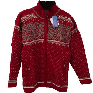 Rød windbreaker-cardigan i uld med lyst nordisk mønster og lynlåslommer, set forfra.