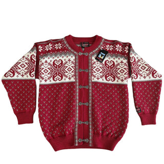 Rød norsk uldcardigan med lyst nordisk mønster og tinhægter, set forfra.