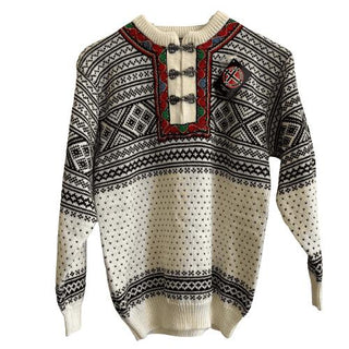 Råhvid norsk uldsweater med mørkt mønster og tinhægter ved halsen, set forfra.