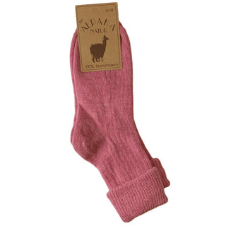 Pink alpakasokker med ribstrik, med produktmærke.
