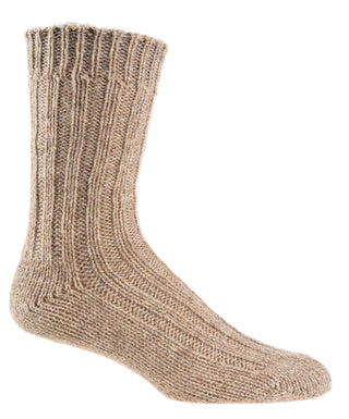 Beige tykke sokker i lammeuld og alpaka med grov ribstrik.