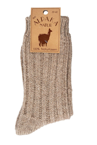 Beige tykke sokker i lammeuld og alpaka med grov ribstrik, med produktmærke.