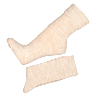 Beige angorauldsokker med nærbillede af skaft og fod.