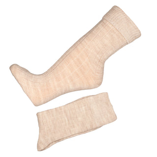 Beige angorauldsokker med nærbillede af skaft og fod.