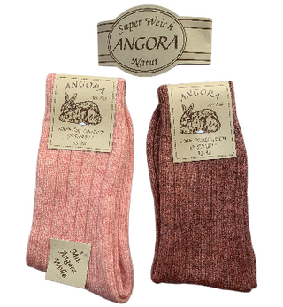 Pink og rosa angorauldsokker, med produktmærke.