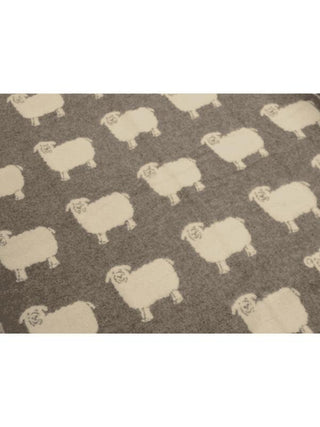 Læsø-plaid med hvide får på grå bund og grå får på hvid bund.
