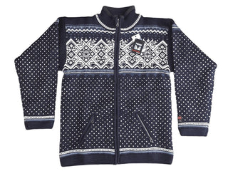 Blå windbreaker-cardigan i uld med lyst nordisk mønster og lynlåslommer, set forfra.
