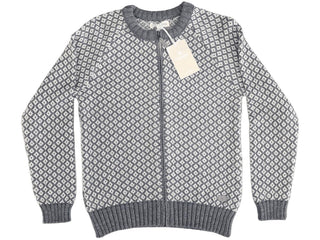 Lyseblå Fuza Wool-uldcardigan med lyst mønster og lynlås, set forfra.