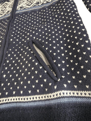 Skrå lynlåslomme og små lyse mønstre på den blå windbreaker-cardigan i uld.