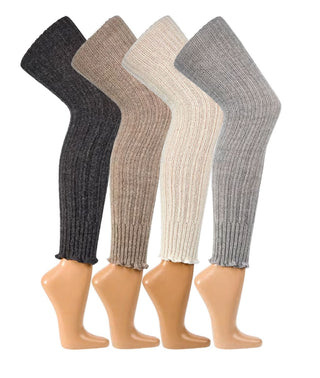 Ribstrikkede benvarmere i sort, beige, råhvid og grå, vist på benene.