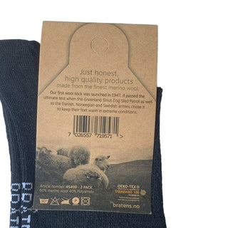 Emballagens bagside til mørke tynde merinouldsokker fra Bråtens, med produktinformation.