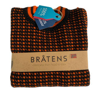 Orange og mørk uldtrøje med små mønstre og stribede ribkanter, foldet og samlet med banderole.