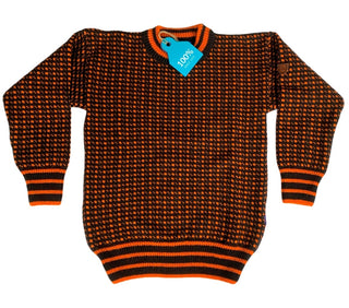 Orange og mørk uldtrøje med små mønstre og stribede ribkanter, set forfra.