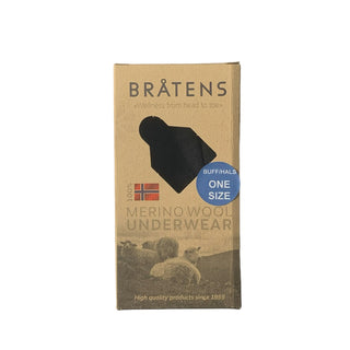 Emballagens bagside til sort halsedisse i merinould, med produktinformation.
