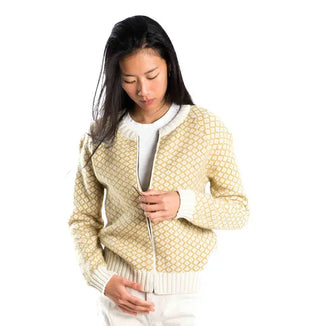 Gul Fuza Wool-uldcardigan med lyst mønster og lynlås, båret af en model.