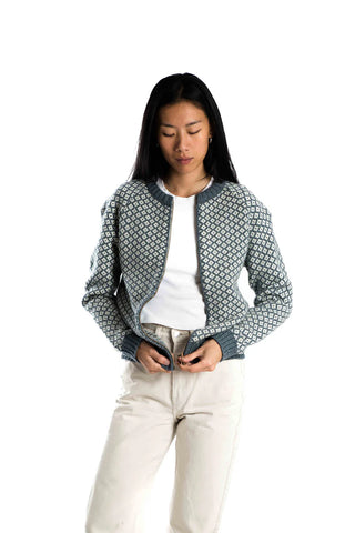 Lyseblå Fuza Wool-uldcardigan med lyst mønster og lynlås, båret af en model.