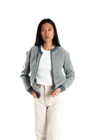 Lyseblå Fuza Wool-uldcardigan med lyst mønster og lynlås, båret af en model.