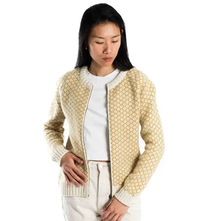 Gul Fuza Wool-uldcardigan med lyst mønster og lynlås, båret af en model.