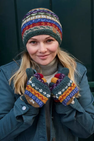 Strikkede fingervanter i uld med farverige striber, vist på en model.