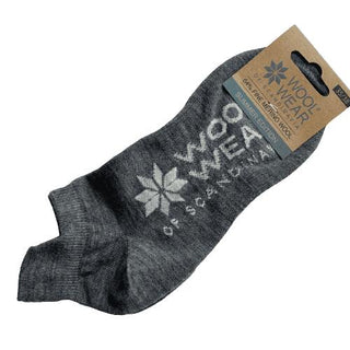 Grå merinouldfooties med WOOL WEAR-logo, med produktmærke.