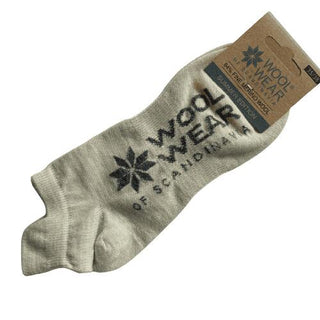 Lyse merinouldfooties med WOOL WEAR-logo, med produktmærke.