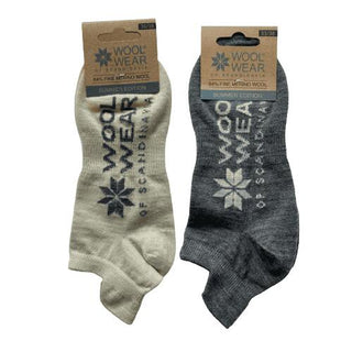 Grå merinouldfooties med WOOL WEAR-logo, med produktmærke.