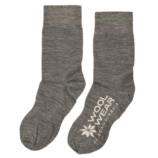 Grå merinouldsokker med ribkant og WOOL WEAR-logo.