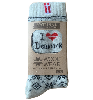 Lyseblå uldsokker med dansk flag og teksten I love Denmark, med produktmærke.