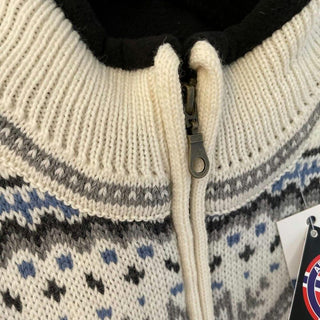 Høj hvid ribkrave og lynlås på windbreaker-cardiganen med mørkt nordisk mønster.