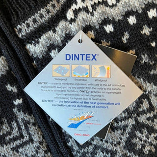 DINTEX-mærke til windbreaker-cardiganen med information om materialet.