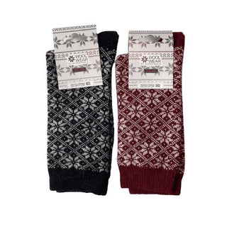 Sorte og bordeauxrøde Snowflake-uldsokker med lyst snefnugmønster, med produktmærke.