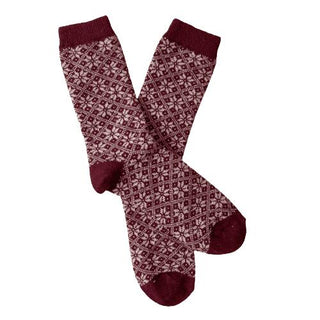 Bordeauxrøde Snowflake-uldsokker med lyst snefnugmønster, lagt på kryds.