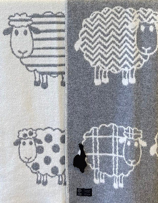 Funny Sheep-plaid fra Læsø med grå og hvide får dekoreret med striber, tern og zigzag.