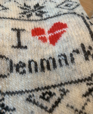 Teksten I love Denmark med rødt hjerte på uldsok, vist tæt på.