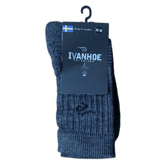 Koksgrå trekkingstrømper fra Ivanhoe i merinould, med produktmærke.