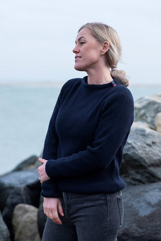 Marineblå Jurmo-uldtrøje fra WOOLWEAR med rund hals, båret af en model.