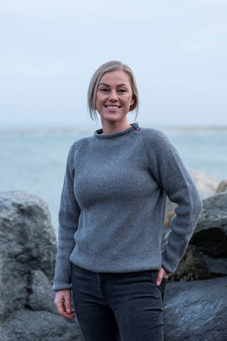 Grå Jurmo-uldtrøje fra WOOLWEAR med rund hals, båret af en model.