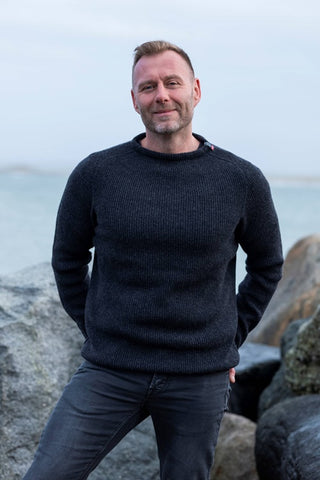 Koksgrå Jurmo-uldtrøje fra WOOLWEAR med rund hals, båret af en model.