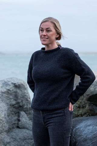 Koksgrå Jurmo-uldtrøje fra WOOLWEAR med rund hals, båret af en model.