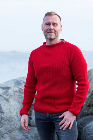 Rød Jurmo-uldtrøje fra WOOLWEAR med rund hals, båret af en model.