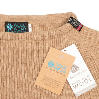 Halskant og WOOLWEAR-mærker på den beige Jurmo-uldtrøje.