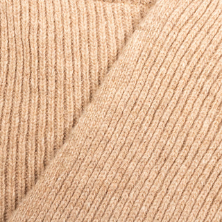 Den fine ribstrik på ærmet af den beige Jurmo-uldtrøje, vist tæt på.