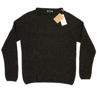 Koksgrå Jurmo-uldtrøje fra WOOLWEAR med rund hals, set forfra.