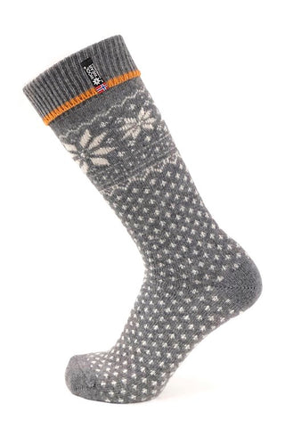 Lange grå uldsokker med lyst mønster og orange stribe ved kanten.