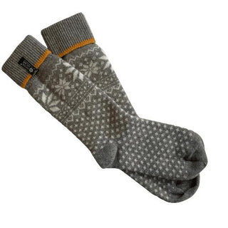 Lange grå uldsokker med lyst mønster og orange stribe ved kanten.