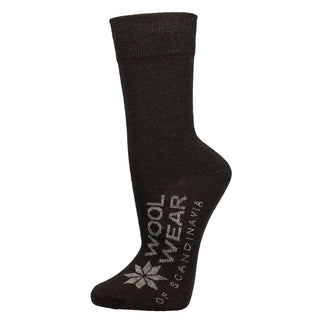 Brune merinouldsokker med ribkant og WOOL WEAR-logo.