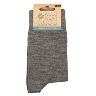 Grå merinouldsokker med ribkant og WOOL WEAR-logo, med produktmærke.