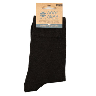 Brune merinouldsokker med ribkant og WOOL WEAR-logo, med produktmærke.