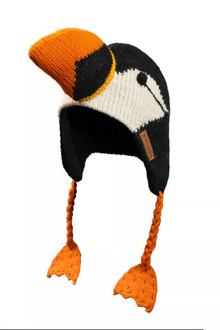 Børnehue formet som en lunde med orange næb og bindebånd lagt frem.