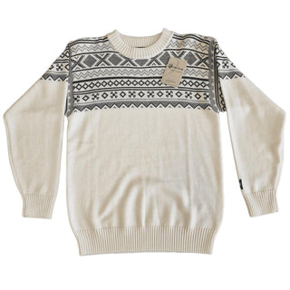 Hvid merinouldsweater med mørkt nordisk mønster ved skuldrene, set forfra.